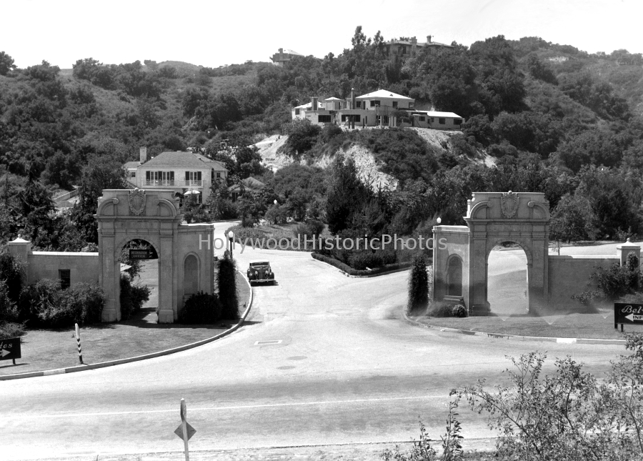 Bel Air 1936 Bellagio Road West Gate Entrance.jpg